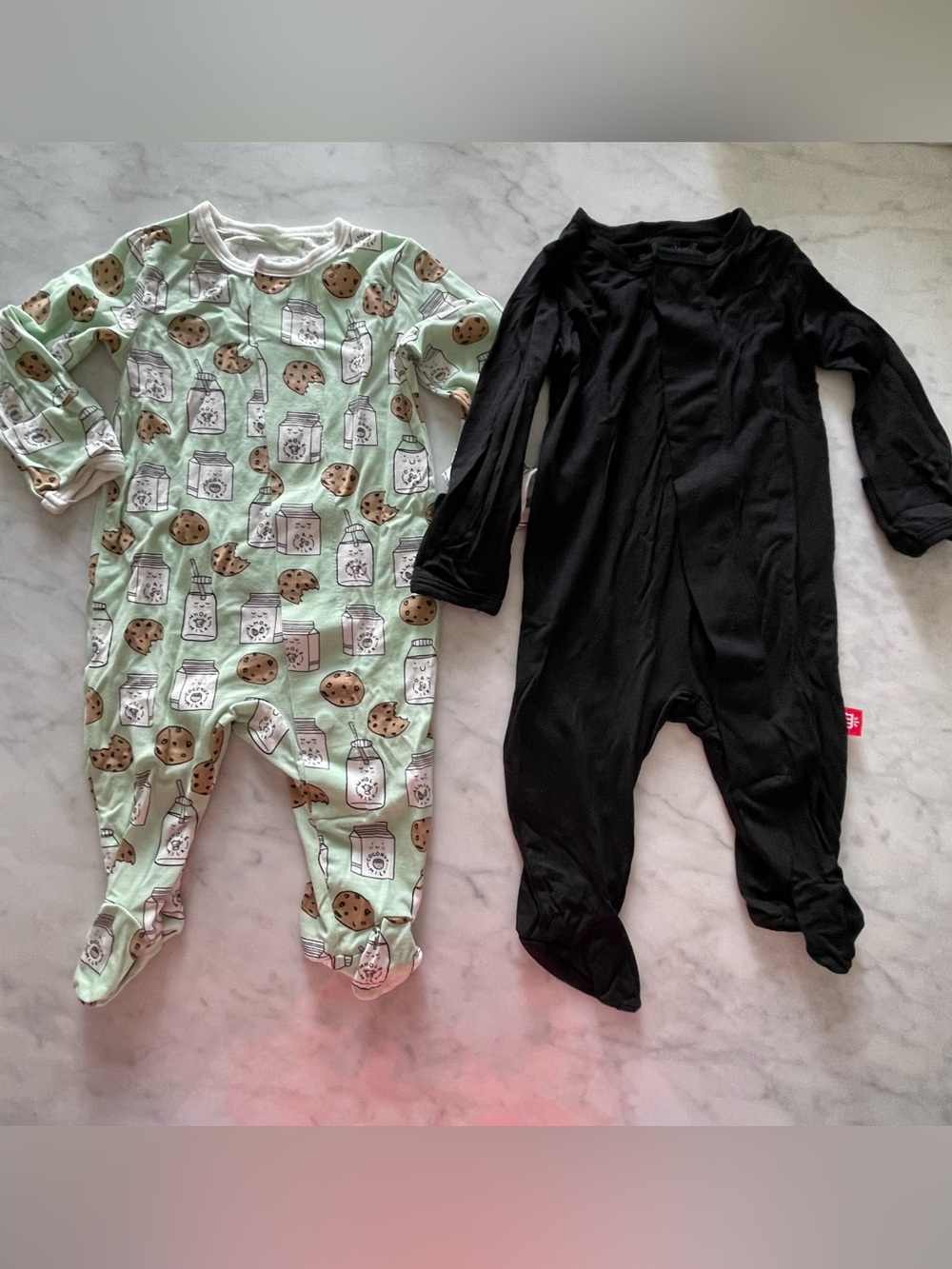 Magnetic Me 2pk Mint Cookie Print & black footie with magnetic snap closure